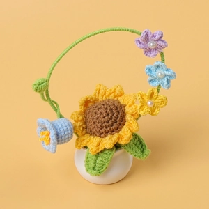 Gros plan détaillé d'un tournesol au crochet fait main en pot avec fleurs en laine