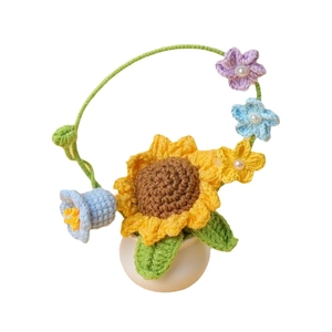 Tournesol au crochet fait main en pot avec de petites fleurs colorées et base blanche