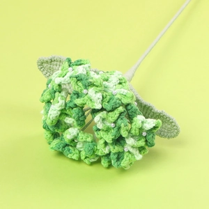 Hortensia tricoté main en fil vert avec accents de perles et tige pour décoration