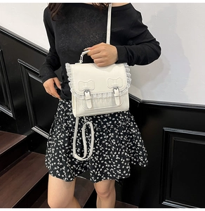 Détail du sac Lolita en cuir PU blanc avec dentelle et boucles à nœuds sur un mannequin