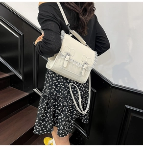 Détail du sac à bandoulière beige orné de dentelle avec boucles en métal et texture cuir PU
