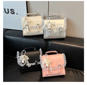 Détails de quatre sacs à dos colorés avec bordure en dentelle et accessoires de perles