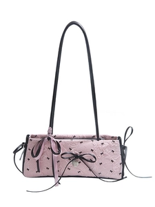 Borsa sottobraccio in seersucker rosa con fiocchi neri e ciondolo a cuore in argento