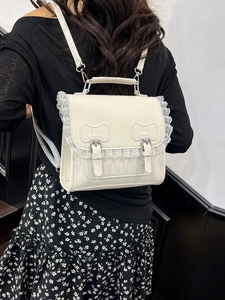 Sac à dos blanc style preppy avec nœuds et dentelle porté par un mannequin
