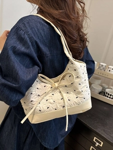 Bolso de hombro acolchado crema con bordado de lazos delicados y detalle de lazo chic