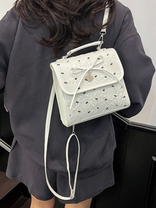 Piccola borsa bianca in seersucker con fiocchi neri e ciondolo a cuore da donna