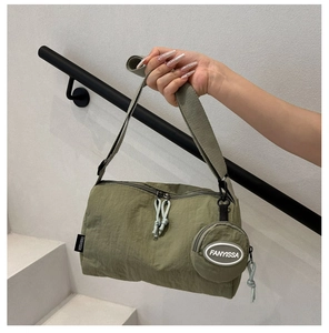 Dettaglio della borsa tote in nylon verde oliva con portamonete rotondo e zip con nodi