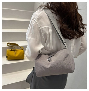 Sac bandoulière en nylon de forme cylindrique avec sangle réglable en gris et jaune