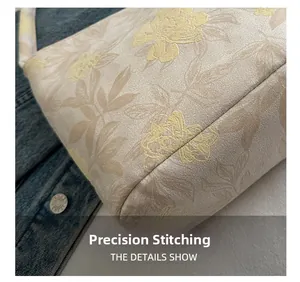 Detail der Präzisionsnähte auf der geblümten Stofftasche mit Twill-Textur