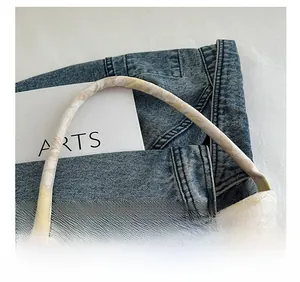 Detail der weichen runden Schultergurte und des Blumenmusters auf der Eimertasche