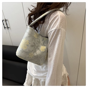 Detailansicht der floralen Stickerei auf dieser chinesischen Eimer-Schultertasche