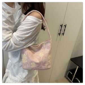 Detailansicht der rosa Segeltuch-Beuteltasche mit gelben Blumenmustern und Gurt
