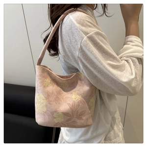 Rosa geblümte Schultertasche an einem Model zeigt den eleganten Hobo-Stil im Detail