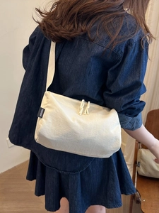 Grand sac bandoulière en nylon beige minimaliste pour le sport et le fitness yoga