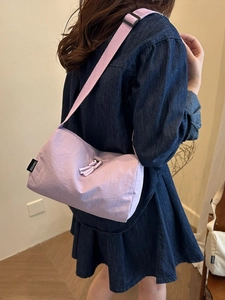 Sac bandoulière en nylon lavande pour femme avec sangle réglable et style sportif décontracté