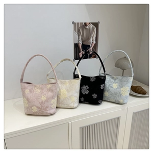 Detailansicht der Vintage-Blumeneimertaschen in Pink, Beige, Schwarz und Blau