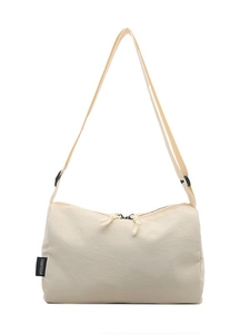 Sac bandoulière minimaliste en nylon beige type oreiller pour le sport et le yoga