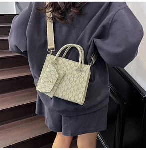 Vista posteriore di una modella con la mini borsa beige e motivi M scuri