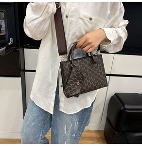 Dettaglio della borsa tote vintage con tracolla in nylon e mini portacarte coordinato