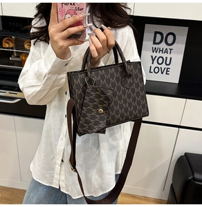 Dettaglio borsa shopper monogramma marrone scuro con tracolla larga e mini borsa coordinata