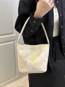 Schultertasche mit Blumen-Jacquard in Beige und Gelb mit großem Fassungsvermögen