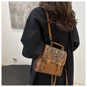 Detailansicht des Leoparden-Rucksacks mit Doppel-Schnallen-Klappe und PU-Ledergriff oben