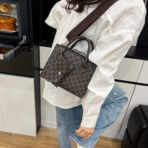 Borsa a tracolla marrone con motivo monogramma, tracolla larga e astuccio coordinato