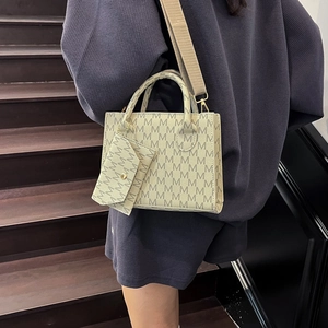 Elegante borsa tote beige con stampa monogramma M e tracolla in tessuto regolabile