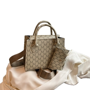 Borsa tote con monogramma, pochette abbinata e tracolla regolabile su tessuto bianco