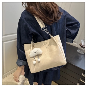 Sac fourre-tout beige avec texture quadrillée, chaîne en métal et charm nuage mignon
