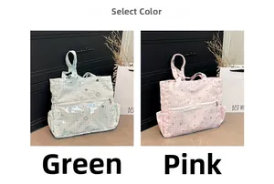 Detailansicht der karierten Sterntaschen in Grün und Rosa mit transparenten PVC-Taschen