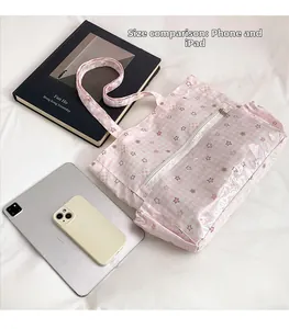 Detaillierter Größenvergleich der rosa karierten Tragetasche mit iPad, Handy und PVC-Tasche