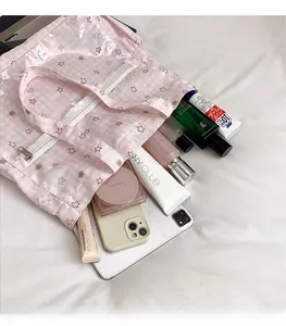 Detailansicht der rosa karierten PVC-Tasche mit großem Fassungsvermögen für Kosmetik