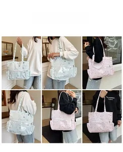 Details vom karierten Rucksack mit transparentem PVC-Fach und seitlichen Aufbewahrungstaschen