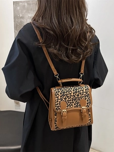 Britischer Vintage-Leopard-Mini-Rucksack mit karamellfarbenem Leder und Gold-Schnalle