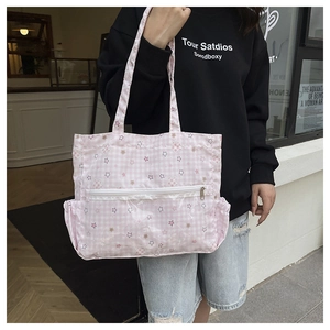 Detail der rosa karierten Einkaufstasche mit Sternenprint und Reißverschlusstasche