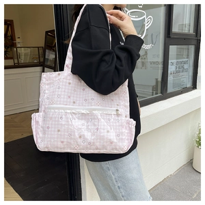 Detail der rosa gepunkteten Tragetasche mit transparentem PVC-Fach und Bärenmuster