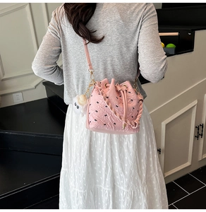Rosa Kordelzug-Beuteltasche mit schwarzen Schleifenprints und weißem Schaf-Plüschanhänger