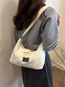 Sac à bandoulière demi-lune blanc crème minimaliste avec tissu plissé et sangle large
