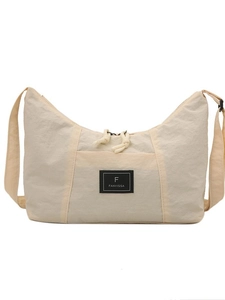 Sac à bandoulière demi-lune minimaliste en nylon beige avec logo et sangle réglable