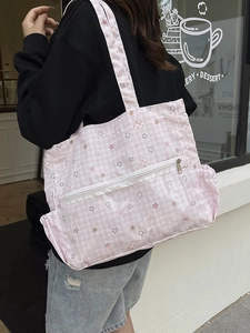 Rosa karierter Canvas-Rucksack mit Sternenmuster aus einer seitlichen Rückansicht