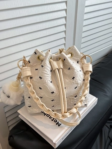 Damen Mode Kordelzug Eimertasche Schleife Druck Falten Nylon Handtasche Mit Geflochtenem Griff Und Plüsch Monster Anhänger Schultertasche