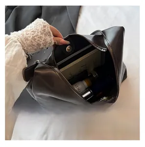 Draufsicht auf das geräumige Innere der dunkelbraunen Leder-Shopper-Tasche mit Magnetverschluss