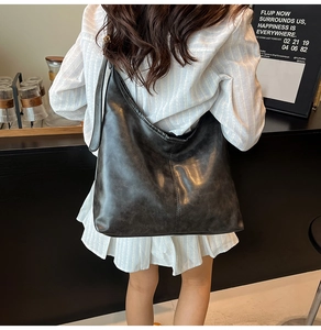 Große schwarze Leder-Einkaufstasche mit Vintage-Textur und eleganten Ziernähten