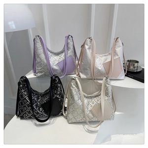Détail de quatre sacs à bandoulière texturés en violet, rose, noir et blanc cassé