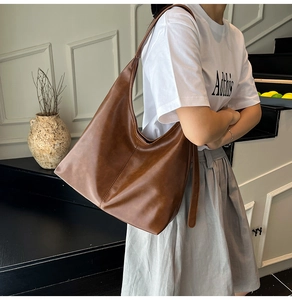Detailansicht der großen braunen Hobo-Tasche aus hochwertigem Kunstleder für den Alltag