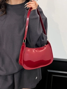 Borsa a spalla in pelle verniciata rossa lucida dallo stile vintage e minimalista