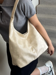 Große beige Hobo-Umhängetasche für Damen aus weichem Leder für den täglichen Weg