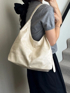 Minimalistische beige Hobo Schultertasche für Damen mit großem Fassungsvermögen und Kunstleder