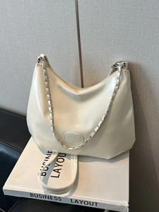 Women Large Capacity Hobo Bag Shiny PU Leather Shoulder Crossbody Bag With Metal Chain And Plush Pendant Minimalist